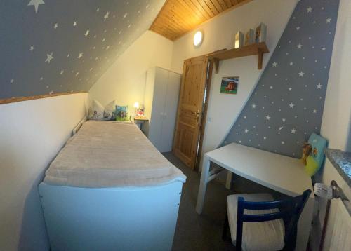 a small room with a bed and a desk in it at Ferienwohnung Ausblick in Samtens