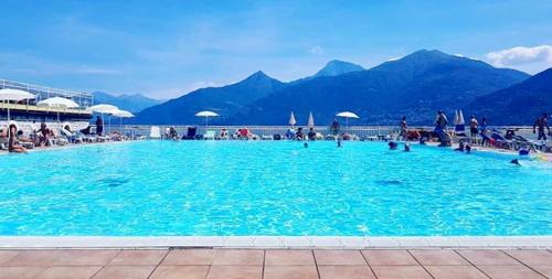 een groot zwembad met mensen in het water bij Le Quattro Stagioni Lakeview in Acquaseria