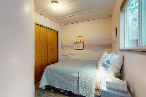 a small bedroom with a bed and a window at Eastpoint Escape in Langley