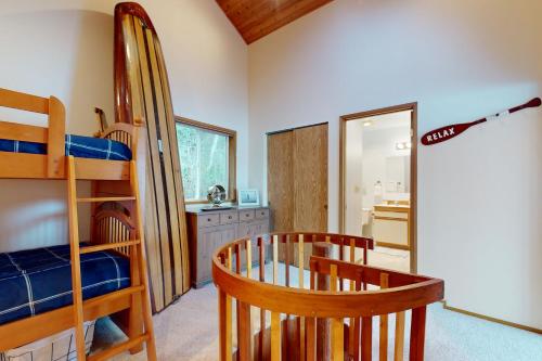 a room with bunk beds and a table and chairs at Eastpoint Escape in Langley