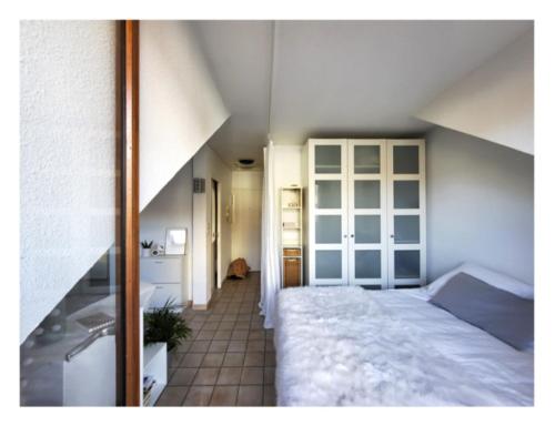 une chambre avec un grand lit et une salle de bain dans l'établissement idéal studio, à Gap