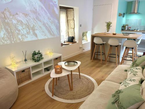 un salon avec un canapé et une table dans l'établissement L 'Écrin - Balnéo & Cinéroom, à Poitiers