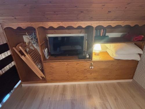 Cette petite chambre dispose de lits superposés et d'une télévision. dans l'établissement Appartement calme 2 pièces avec parking, proche Portes du Soleil - FR-1-692-38, à Abondance