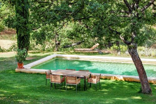 Villa élégante avec piscine privée à Ansouis, vues montagne
