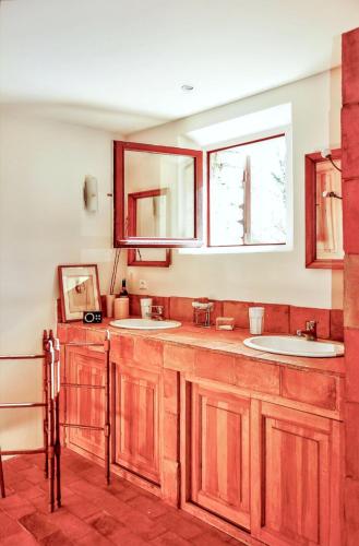 une salle de bain avec deux lavabos et une fenêtre dans l'établissement Villa élégante avec piscine privée à Ansouis, vues montagne, à Ansouis