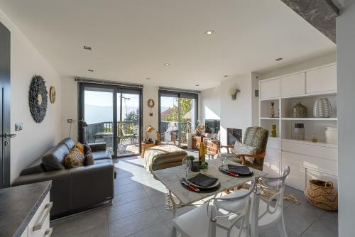 un salon avec un canapé et une table dans l'établissement NEW-Cottage Suspendu - Proche lac, Centre village et Activites by LLA Selections, à Veyrier-du-Lac