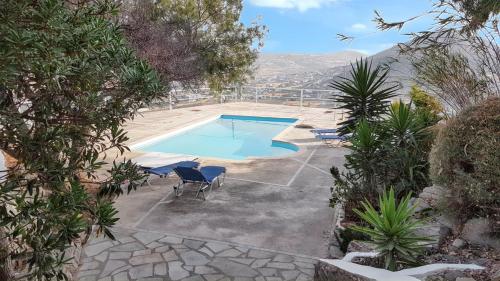 Una vista aérea de una piscina en un patio. en Charming House in Paros, 90 m² with Shared Pool, en Parikia