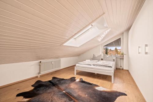 Postel nebo postele na pokoji v ubytování BERGverliebt im Zentrum inkl Staufen PLUS