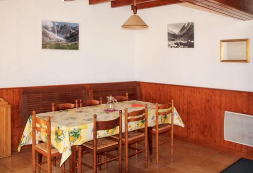 une salle à manger avec une table et des chaises dans l'établissement Maison charmante à Sassis avec vue montagne, à Sassis
