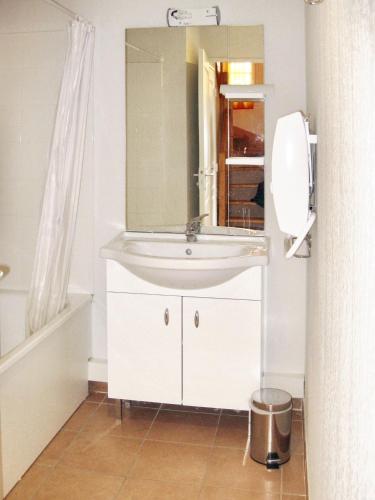 une salle de bain avec un lavabo blanc et un miroir dans l'établissement Maison charmante à Gallargues-le-Montueux avec piscine partagée, à Gallargues-le-Montueux