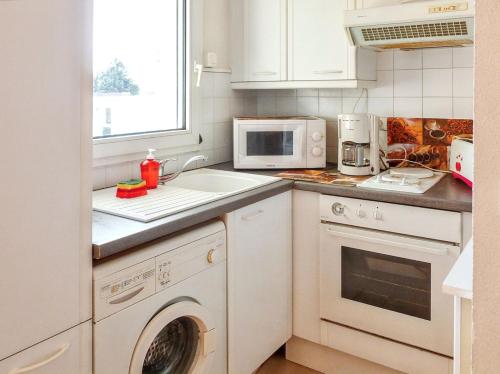 フレジュスにあるAppartement moderne à Fréjus, 60 m², piscine partagéeのシンクと食器洗い機付きのキッチン