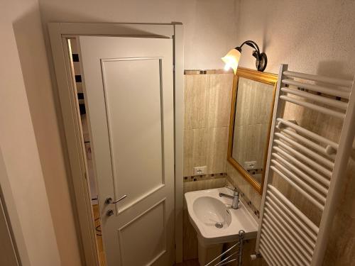 un baño con lavabo y espejo en Casa Bordoli, en Cortona