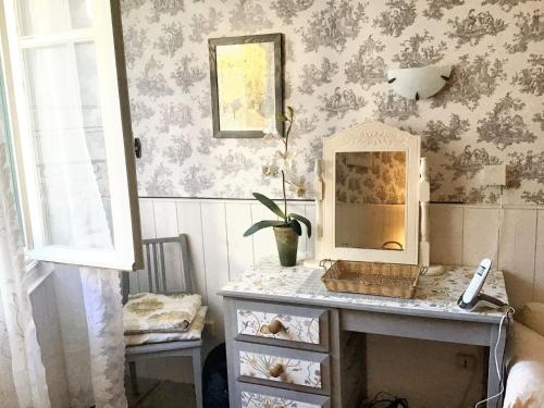 Pouzols-MinervoisにあるMaison intime à Pouzols-Minervois avec jardin et parkingの壁に鏡が付いた机のある部屋