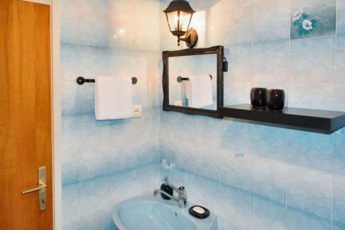 een badkamer met een wastafel en een spiegel bij Spacious Apartment in Klis + Balcony in Klis