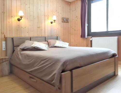 Ένα ή περισσότερα κρεβάτια σε δωμάτιο στο Maison cosy à Cauterets avec vue sur les montagnes et jardin