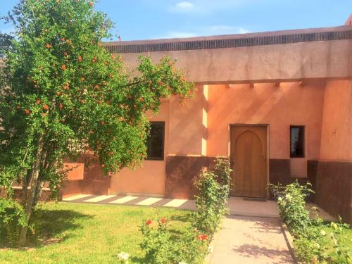 Taman di luar Elegant Villa in Marrakech with a Private Pool.