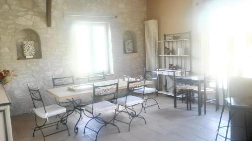 une pièce avec une table, des chaises et une fenêtre dans l'établissement Maison conviviale à Albi avec parking privé, à Lescure-dʼAlbigeois