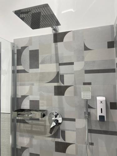 ein Bad mit einer Dusche mit einem Duschkopf in der Unterkunft Oasis in Acitrezza