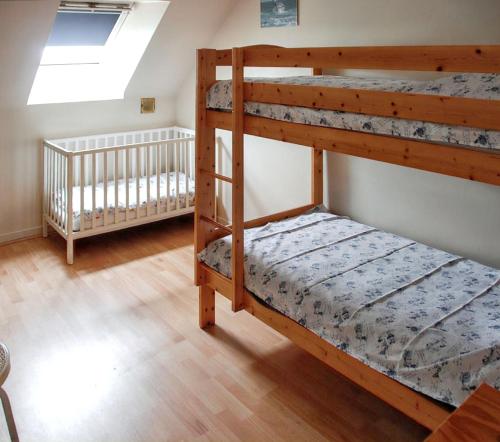 - une chambre avec 2 lits superposés et un lit bébé dans l'établissement Maison charmante Jugon-les-Lacs, à Jugon Les Lacs
