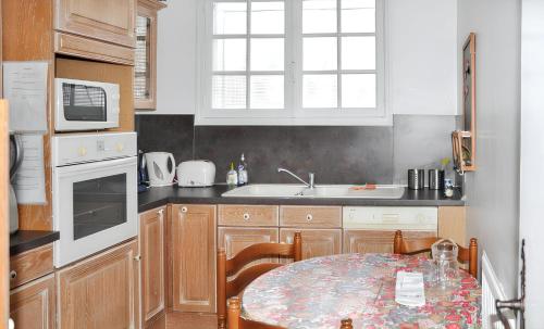 Photo de la galerie de l'établissement Maison chaleureuse Verdon-sur-Mer, jardin, au Le Verdon-sur-Mer