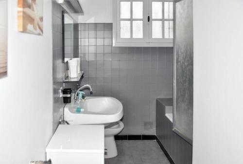 Koupelna v ubytování Maison chaleureuse Verdon-sur-Mer, jardin