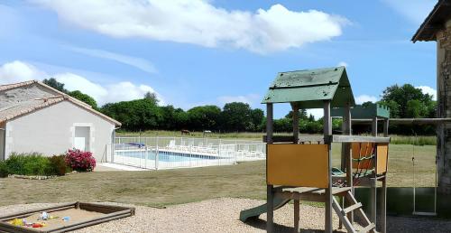 Πισίνα στο ή κοντά στο Maison spacieuse avec piscine partagée à Saint-Vincent-la-Châtre.