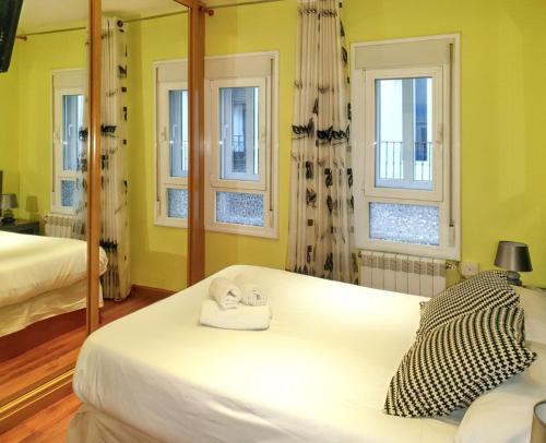 Postel nebo postele na pokoji v ubytování Cosy apartment in the heart of Madrid, 45m², with A/C