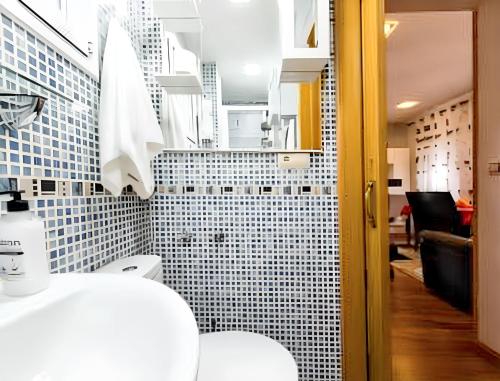 Koupelna v ubytování Cosy apartment in the heart of Madrid, 45m², with A/C