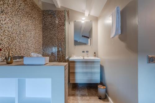a bathroom with a sink and a mirror at Maison Sainte Maxime in Le Plan