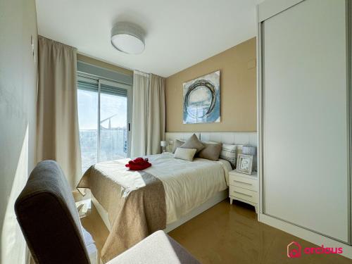 ein Schlafzimmer mit einem Bett mit einer roten Schleife darauf in der Unterkunft Brisa Azul in Cabanes