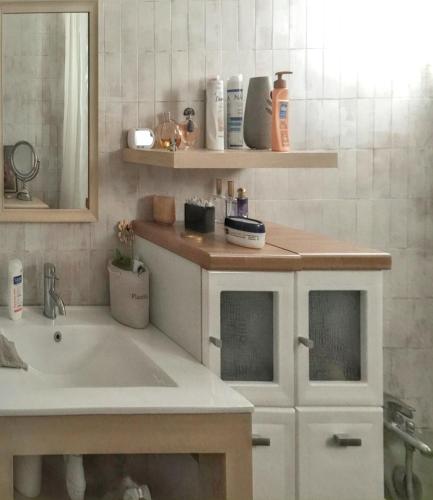 une salle de bain avec un lavabo et un miroir dans l'établissement Villa avec piscine à Saint-Florent - 350 m² vue mer et montagne, à Saint-Florent