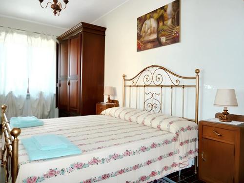 バルガにあるCharming villa in Barga with enclosed garden and fireplaceのベッドルーム1室(ベッド1台、ドレッサー付)