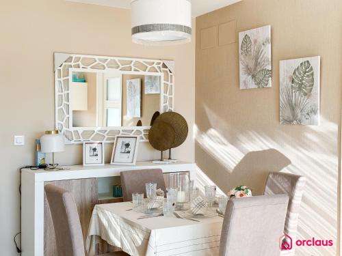 ein Esszimmer mit Tisch und Spiegel in der Unterkunft Brisa Azul in Cabanes