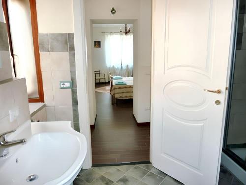 バルガにあるCharming villa in Barga with enclosed garden and fireplaceの白いトイレと洗面台のあるバスルーム