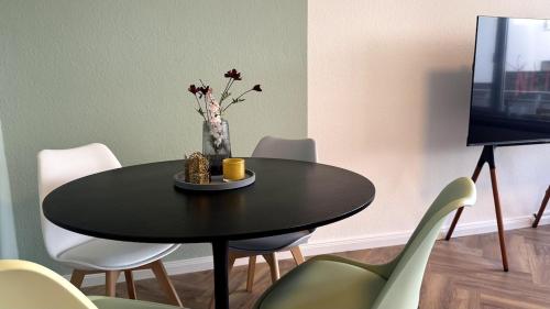 Televisyen dan/atau pusat hiburan di Cozy Apartment with Balcony I free Parking I WiFi