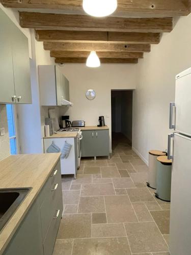Η κουζίνα ή μικρή κουζίνα στο Gîte les 2 cygnes à Briare dans le Loiret