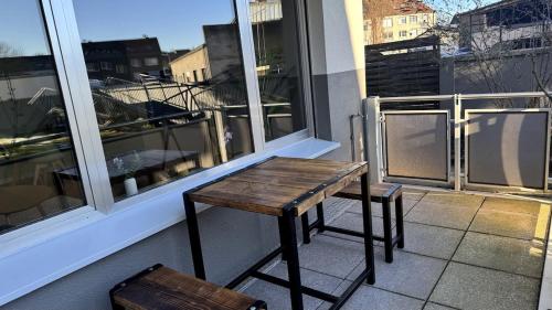 Balkoni atau teres di Cozy Apartment with Balcony I free Parking I WiFi