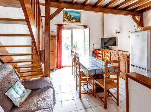 a kitchen and dining room with a table and chairs at Charmante maison à Argelès-sur-Mer avec vue sur montagne in Argelès-sur-Mer