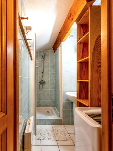 une salle de bain avec douche et lavabo dans l'établissement Charmante maison à Argelès-sur-Mer avec vue sur montagne, à Argelès-sur-Mer