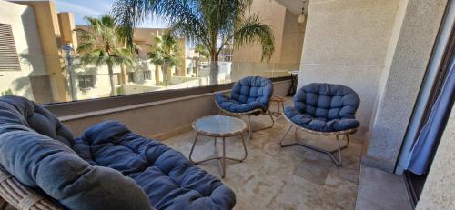 a living room with a couch and two chairs at Appartement de luxe, Résidence Tamaris Marina in Saidia 