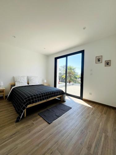 Cette chambre blanche dispose d'un lit et d'une grande fenêtre. dans l'établissement Maison Familiale du Canal, à Boisset-lès-Montrond