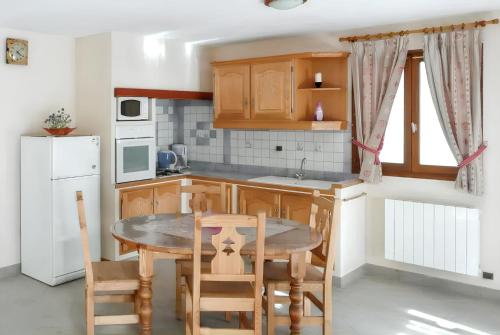 Kuchyň nebo kuchyňský kout v ubytování Appartement paisible à Saint-Crepin avec vue sur la montagne