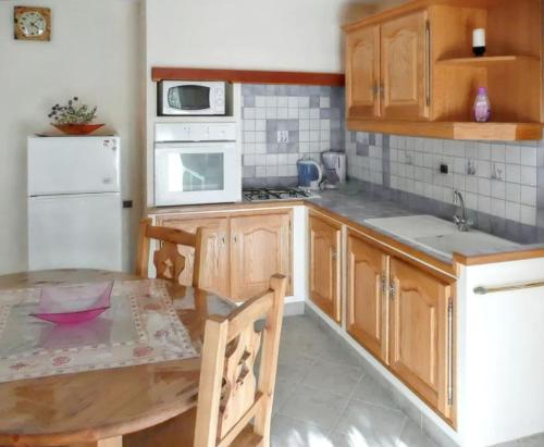 Dapur atau dapur kecil di Appartement paisible à Saint-Crepin avec vue sur la montagne