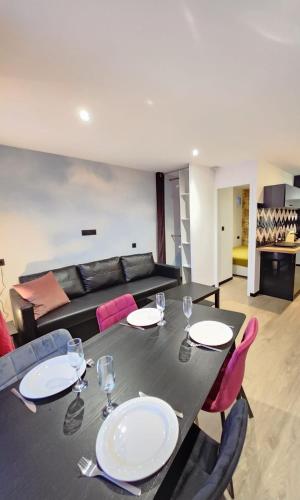 une table à manger et des chaises dans un salon dans l'établissement 2 LITS DOUBLE T2 SUR PORT CLIM PARKING PRIVE 2mn PLAGES, au Cap d'Agde