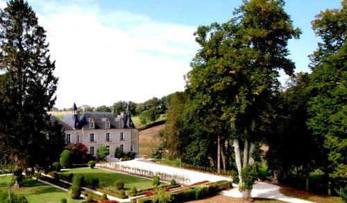 un domaine avec un jardin et un château dans l'établissement Château La Monge - Perche, à La Ferté-Bernard