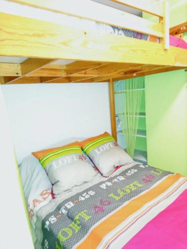 - un lit superposé dans une petite maison dans l'établissement Appartement charmant à Cauterets, 27 m², vue sur la ville., à Cauterets