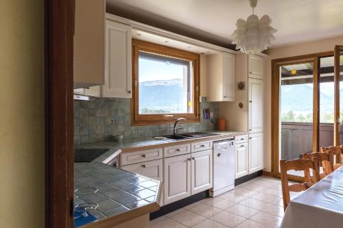 Η κουζίνα ή μικρή κουζίνα στο SEVRIER, maison vue panoramique sur le lac , 8 personnes