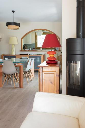 un salon avec une table et une lampe rouge dans l'établissement SEVRIER, maison vue panoramique sur le lac , 8 personnes, à Sévrier
