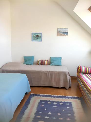 une chambre avec deux lits et un tapis dans l'établissement Maison chaleureuse avec grand jardin à Erdeven, à Erdeven
