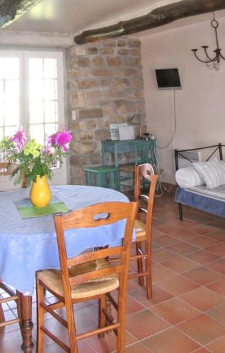 une pièce avec une table et des chaises et une chambre dans l'établissement Maison chaleureuse avec grand jardin à Erdeven, à Erdeven